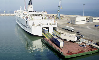 Non imponibili le prestazioni di carico e scarico di navi adibite alla navigazione in alto mare